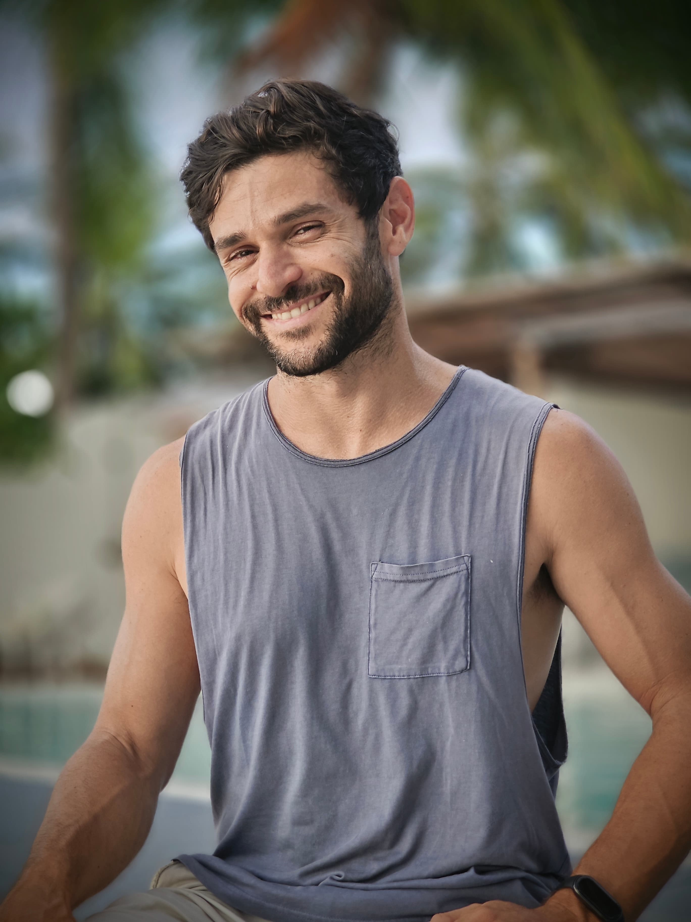 אלמוג קניאס עם גיטרה